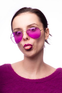 Mor kazaklı kız, mor gözlüklü dudaklarında mor ruj izi olan.