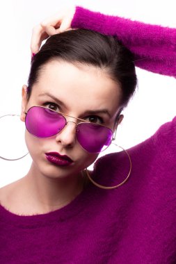 Картина, постер, плакат, фотообои "девушка в фиолетовом свитере, фиолетовые очки с фиолетовой помадой на губах
", артикул 355206076
