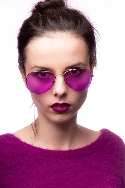Mor kazaklı kız, mor gözlüklü dudaklarında mor ruj izi olan.