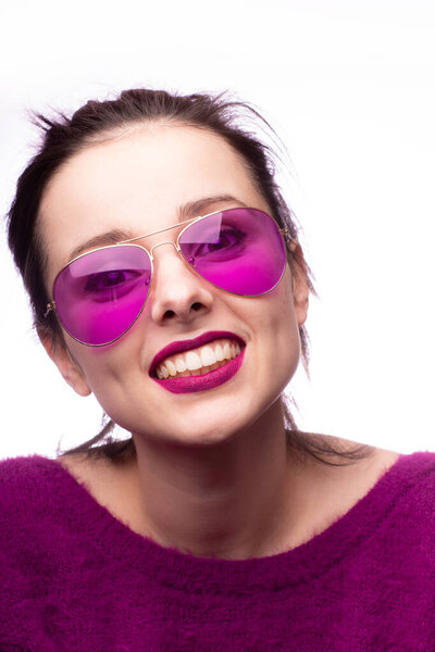 девушка в фиолетовом свитере, фиолетовые очки с фиолетовой помадой на губах

