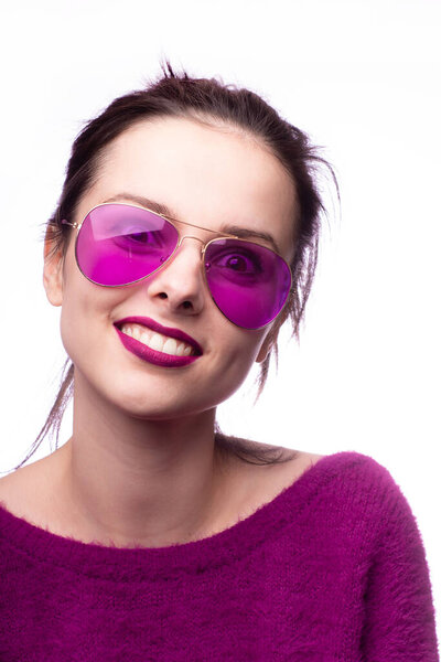 девушка в фиолетовом свитере, фиолетовые очки с фиолетовой помадой на губах
