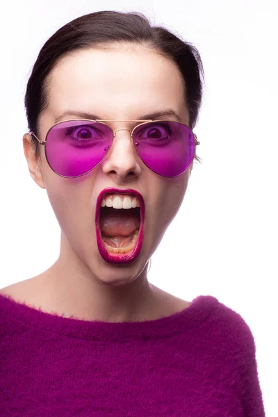 Fille Dans Pull Violet Lunettes Violettes Avec Rouge Lèvres Violet — Photo