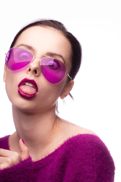 Meisje Een Paarse Trui Paarse Bril Met Paarse Lippenstift Haar — Stockfoto