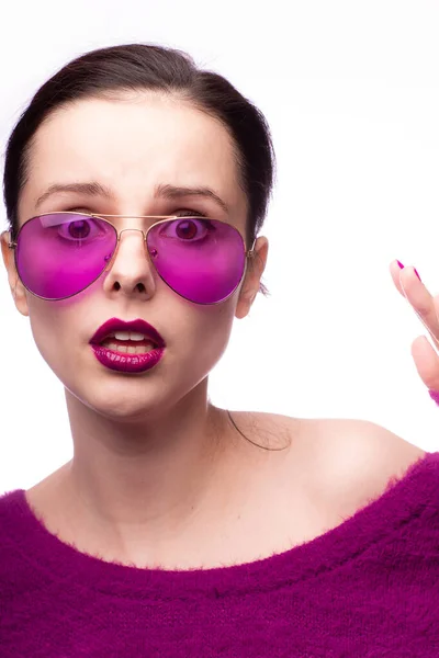紫のセーターの女の子唇に紫色の口紅の眼鏡 — ストック写真