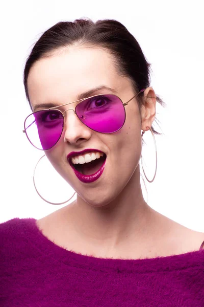 Dziewczyna Fioletowym Swetrze Fioletowe Okulary Fioletową Szminką Ustach — Zdjęcie stockowe