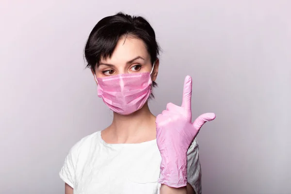 Menina Uma Camiseta Branca Máscara Rosa Luvas — Fotografia de Stock