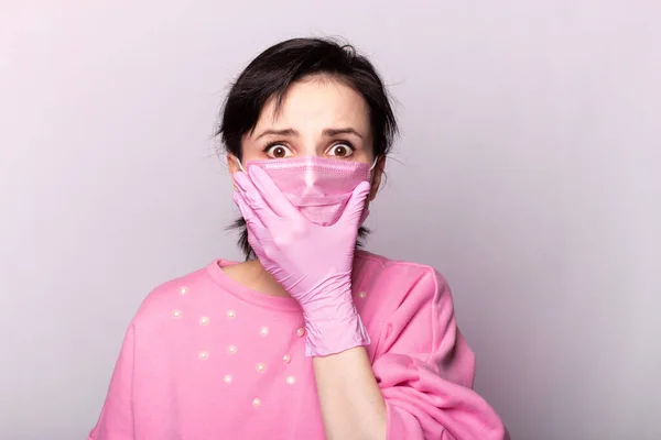 Menina Uma Camisola Rosa Uma Máscara Rosa Luvas — Fotografia de Stock