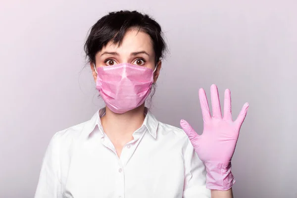 Menina Uma Camisa Branca Máscara Médica Rosa Luvas — Fotografia de Stock