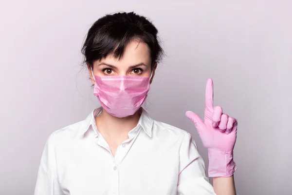 Menina Uma Camisa Branca Máscara Médica Rosa Luvas — Fotografia de Stock