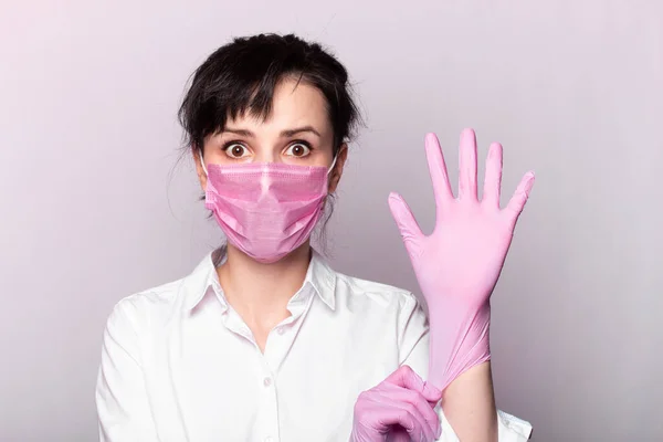 Menina Uma Camisa Branca Máscara Médica Rosa Luvas — Fotografia de Stock