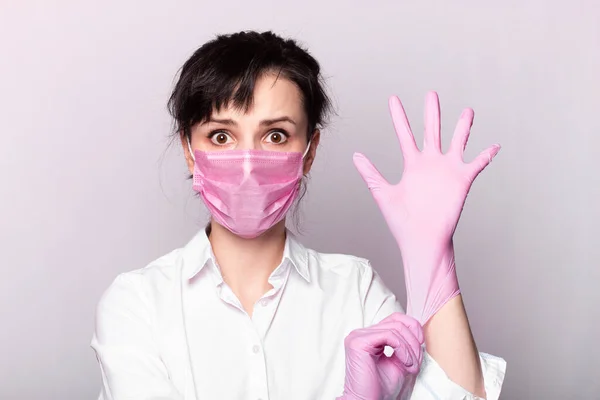 Menina Uma Camisa Branca Máscara Médica Rosa Luvas — Fotografia de Stock