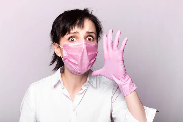 白いシャツの女の子ピンクの医療用マスクと手袋 — ストック写真