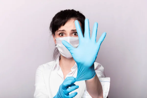 Flicka Vit Skjorta Medicinsk Mask Och Handskar — Stockfoto