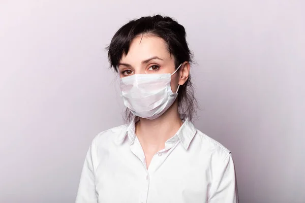 Mädchen Weißem Hemd Und Medizinischer Maske — Stockfoto