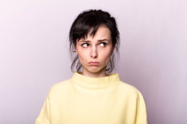 Sarı kazaklı güzel kız. 