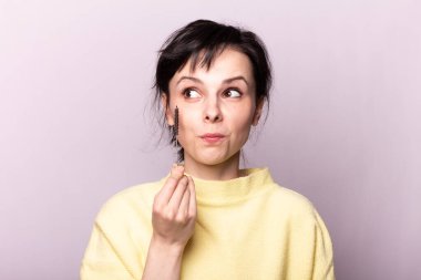 Güzel genç kız portreyi yakın çekimde kirpikleri boyuyor