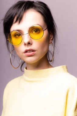 Sarı gözlüklü ve sarı kazaklı güzel kız.