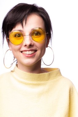 Sarı gözlüklü ve sarı kazaklı güzel kız.