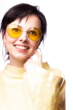 Sarı gözlüklü ve sarı kazaklı güzel kız.