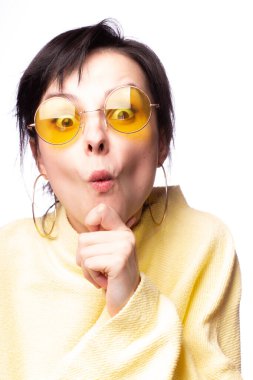 Sarı gözlüklü ve sarı kazaklı güzel kız.