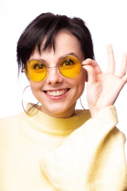 Sarı gözlüklü ve sarı kazaklı güzel kız.