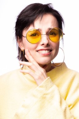 Sarı gözlüklü ve sarı kazaklı güzel kız.