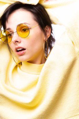 Sarı gözlüklü ve sarı kazaklı güzel kız.