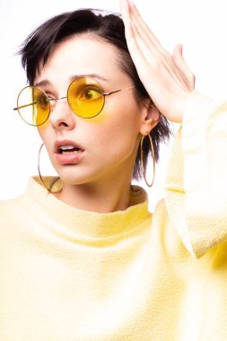 Sarı gözlüklü ve sarı kazaklı güzel kız.