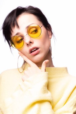 Sarı gözlüklü ve sarı kazaklı güzel kız.