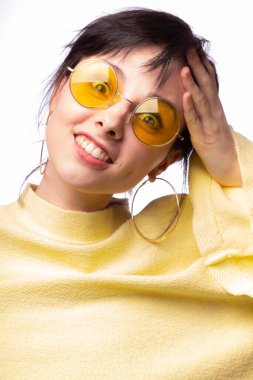 Sarı gözlüklü ve sarı kazaklı güzel kız.