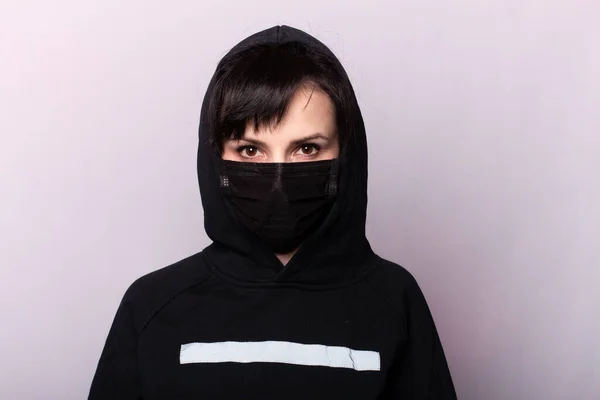 Mooi Meisje Een Sweater Zwart Medisch Masker — Stockfoto