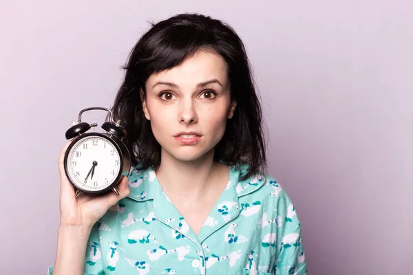 Mooi Krullend Meisje Pyjama Houdt Wekker Handen — Stockfoto