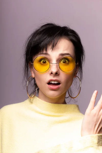 Piękna Dziewczyna Żółtych Okularach Żółty Sweter — Zdjęcie stockowe