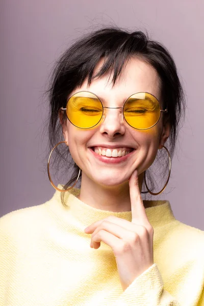 Krásná Dívka Žlutých Brýlích Žlutý Svetr — Stock fotografie