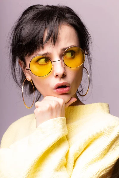 Vacker Flicka Gula Glasögon Och Gul Tröja — Stockfoto