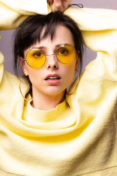 Schönes Mädchen Gelber Brille Und Gelbem Pullover — Stockfoto