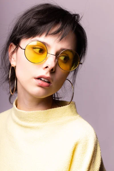 Hermosa Chica Gafas Amarillas Suéter Amarillo —  Fotos de Stock