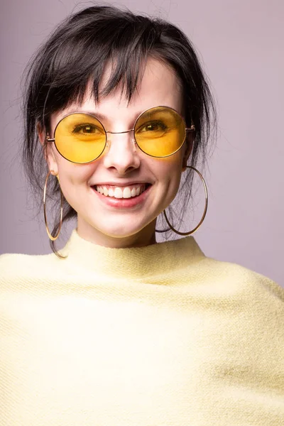 Mooi Meisje Gele Bril Een Gele Trui — Stockfoto