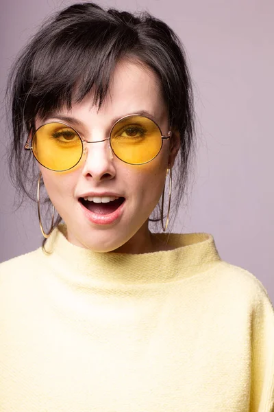 Όμορφη Κοπέλα Κίτρινα Γυαλιά Και Ένα Κίτρινο Πουλόβερ — Φωτογραφία Αρχείου