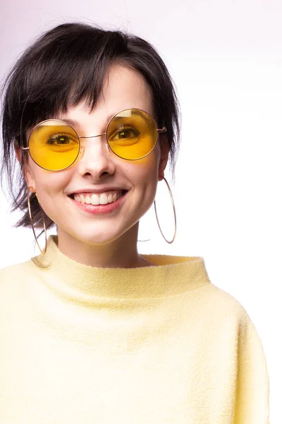 Schönes Mädchen Gelber Brille Und Gelbem Pullover — Stockfoto