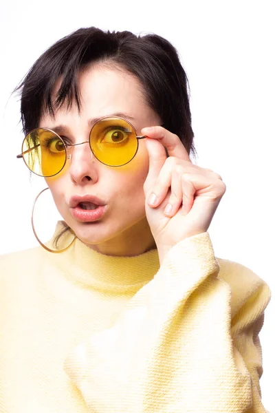 Vacker Flicka Gula Glasögon Och Gul Tröja — Stockfoto
