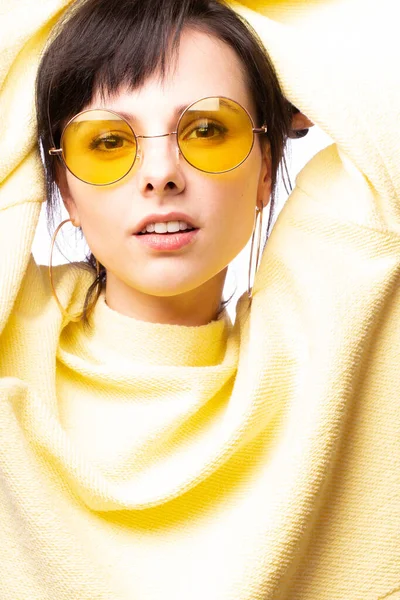 Красивая Девушка Желтых Очках Желтом Свитере — стоковое фото