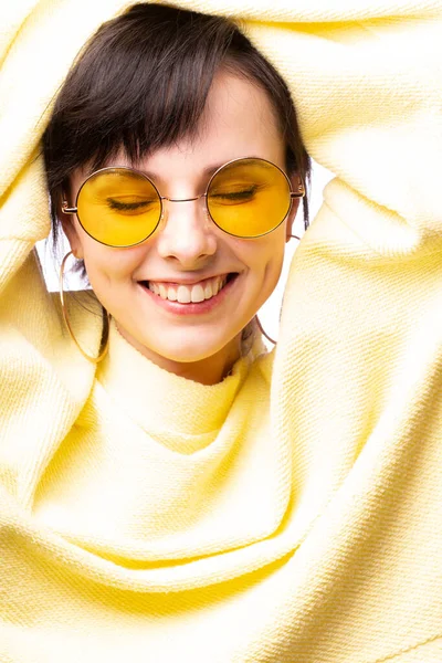 Mooi Meisje Gele Bril Een Gele Trui — Stockfoto