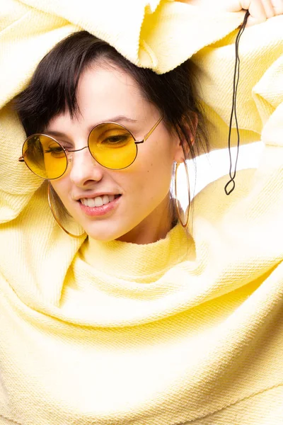 Piękna Dziewczyna Żółtych Okularach Żółty Sweter — Zdjęcie stockowe