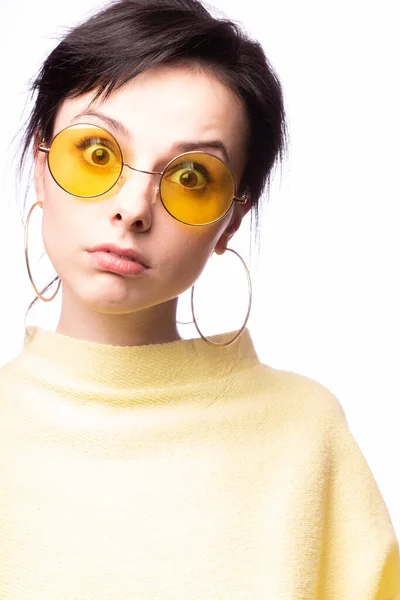 穿着黄色眼镜和黄色毛衣的漂亮姑娘 — 图库照片