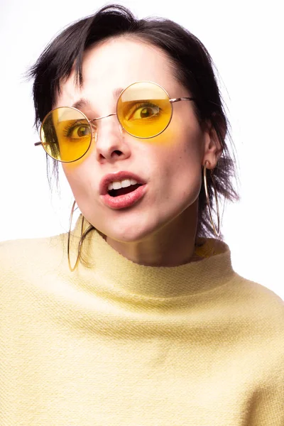 Krásná Dívka Žlutých Brýlích Žlutý Svetr — Stock fotografie