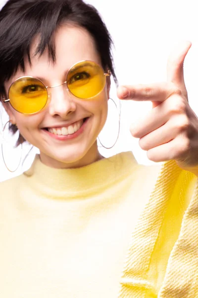 Hermosa Chica Gafas Amarillas Suéter Amarillo — Foto de Stock