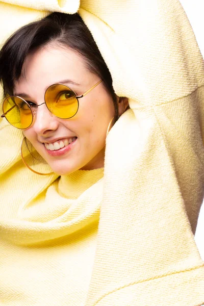 Gyönyörű Lány Sárga Szemüvegben Sárga Pulóverben — Stock Fotó