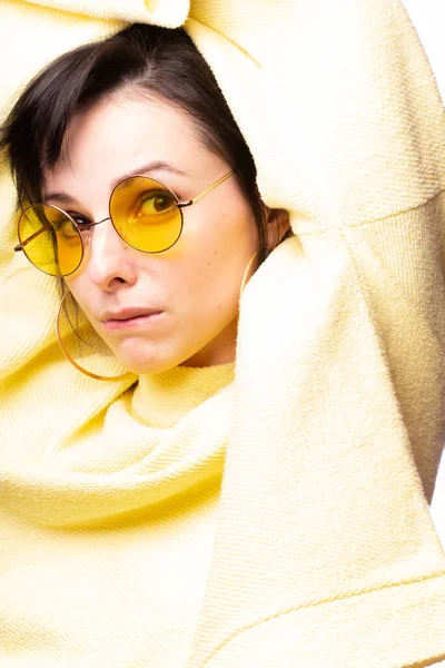 Красивая Девушка Желтых Очках Желтом Свитере — стоковое фото