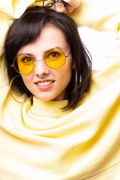 Красива Дівчина Жовтих Окулярах Жовтий Светр — стокове фото